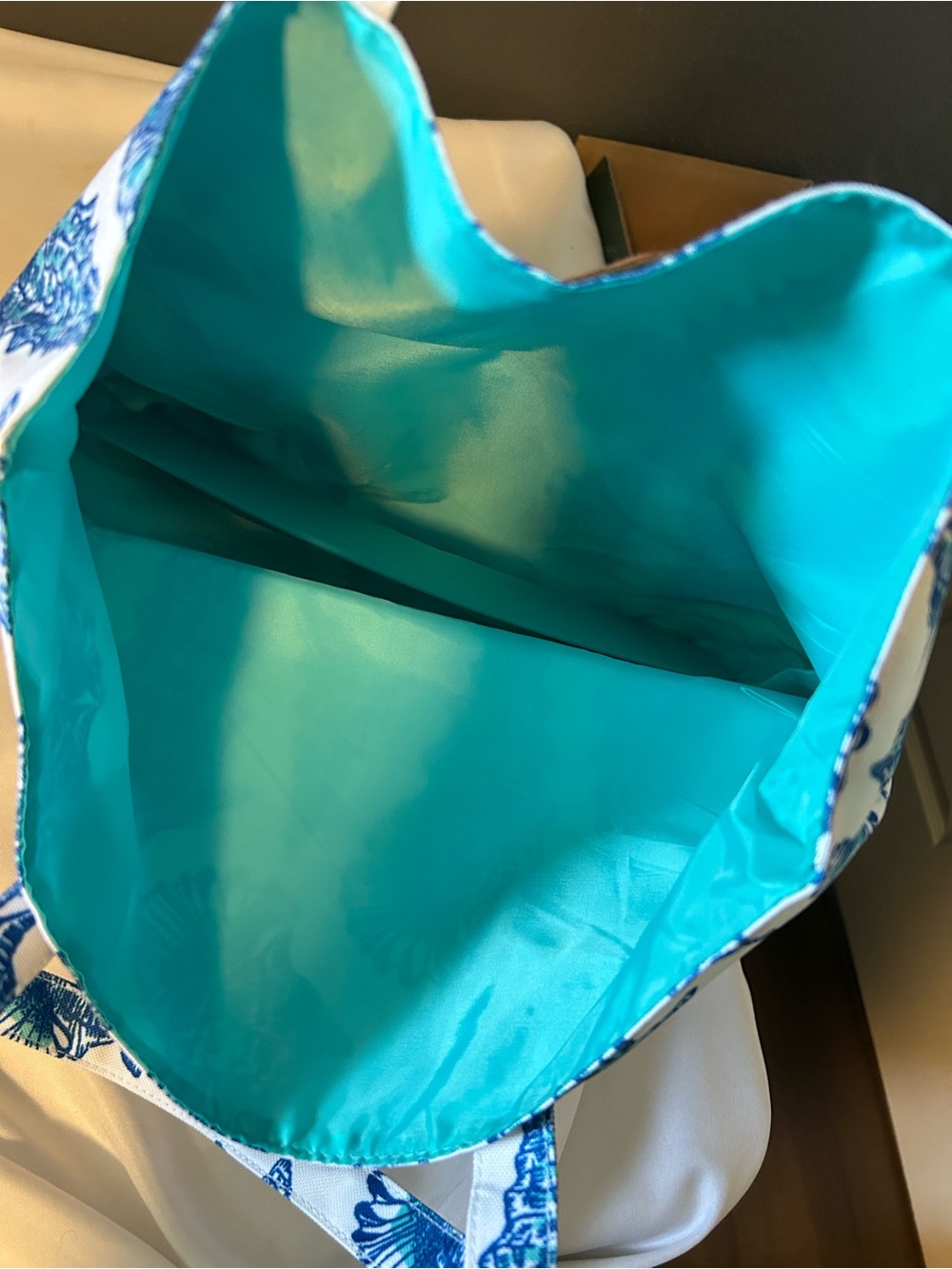 NWOT Lilly Pulitzer White Tote with Blue & Teal Shell with Coin Purse - Picture 3 of 3